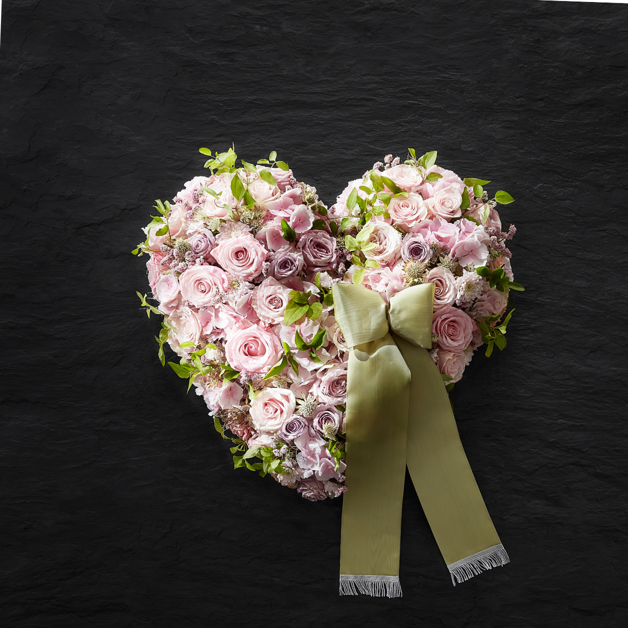 Bild 3: Weiss & Rosa ist hat eine sehr liebevolle Ausstrahlung. Teilen Sie uns Ihre Wunsch Farbkombination mit und wir werden für Sie ein wunderschönes Werkstück kreieren