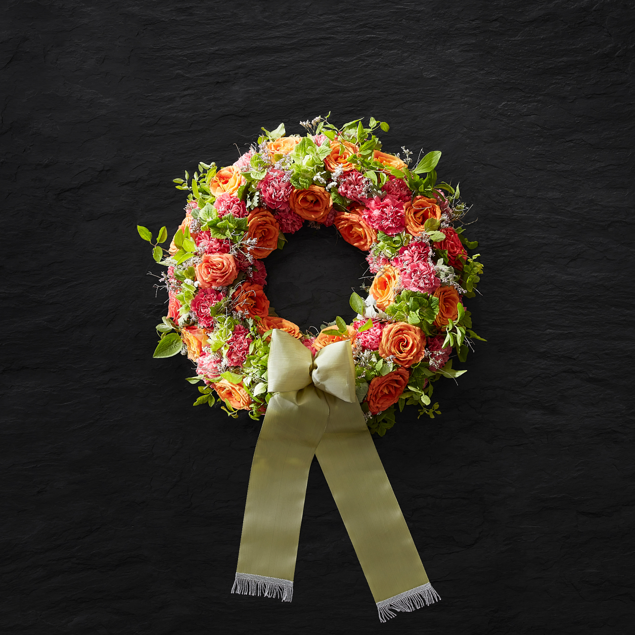 Bild 3: Rosa mit Orange, klingt ungewohnt - ergibt aber ebenfalls eine wunderschöne Wirkung. Lassen Sie uns wissen welche Farbkombination Sie für Ihren Urnenbestattungskranz gerne haben möchten.