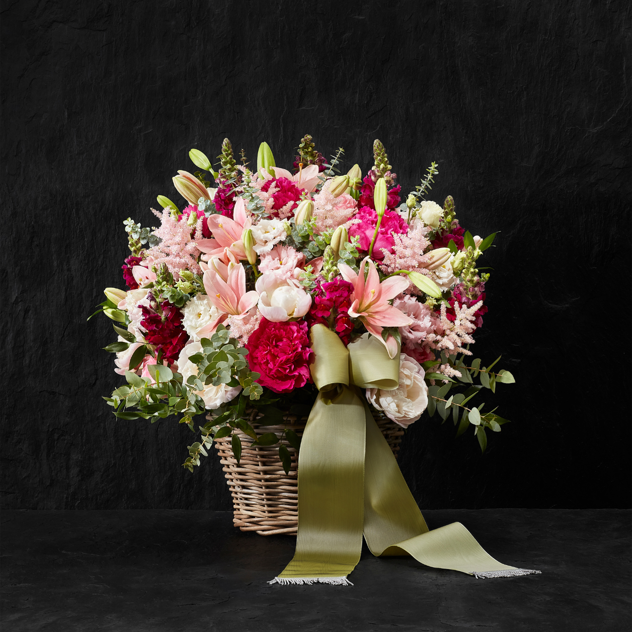 Rosa in Kombination mit kräftigeren Farben ergeben eine sehr schöne Wirkung. Blumenarrangements können ebenfalls mit einer Schleife versehen werden.