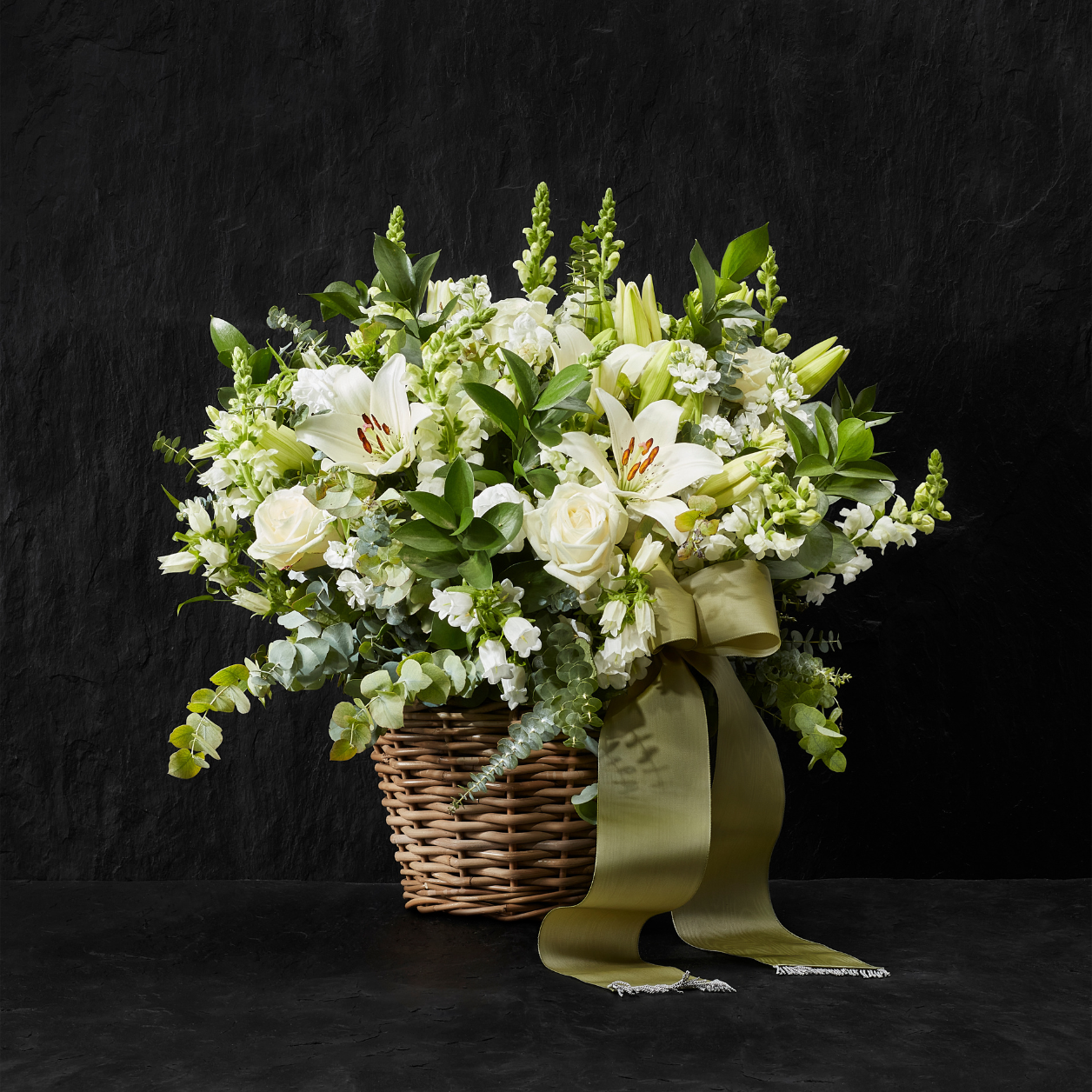 Die Farbkombination Weiss & Grün ist Zeitlos und wirkt immer sehr Edel. Auch andere Uni Farben in Kombination mit schönem Grün sind immer eine stilvolle Wahl. zB. Rosa & Grün oder Lachs & Grün etc.