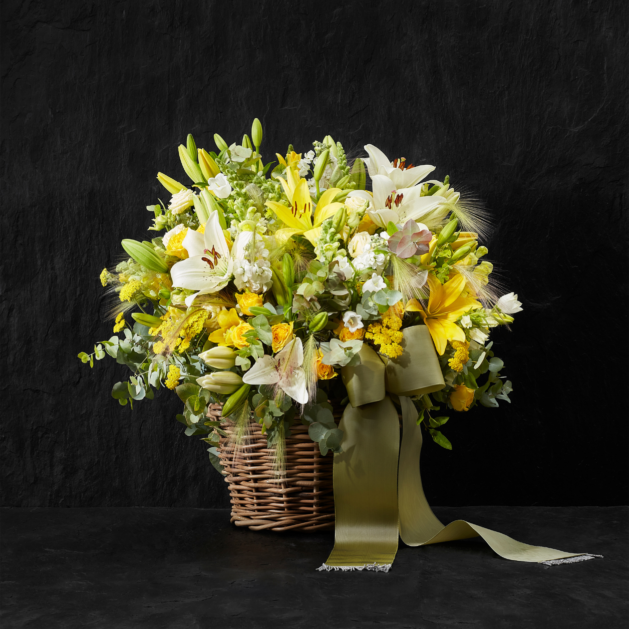 Die Kombination von Weiss & Gelb vermag es, in Momenten des Abschieds eine dezente Leichtigkeit und das Gefühl von Hoffnung vermitteln