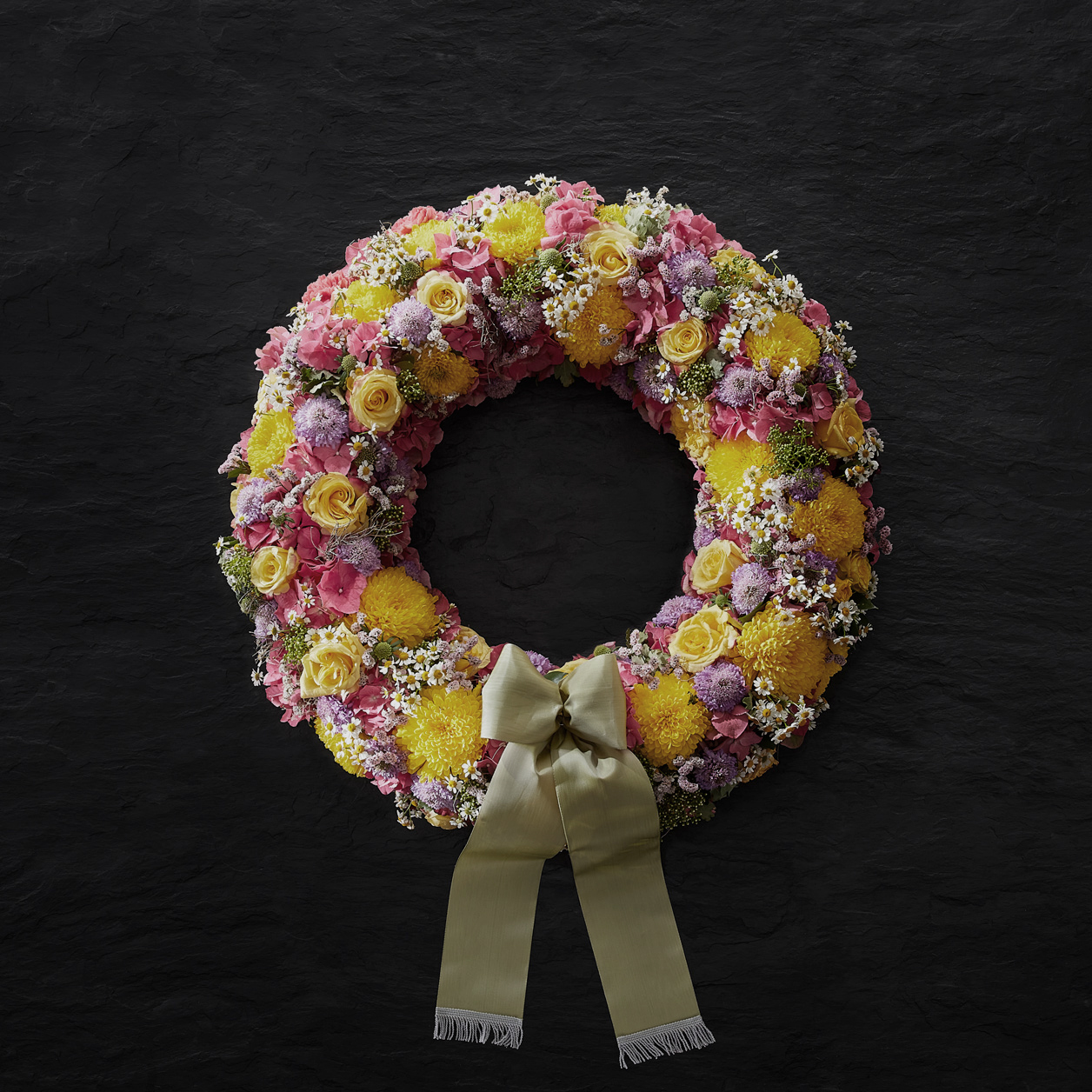 Gemischte Farben eignen sich sehr gut für einen Trauerkranz. Gängige Farbkombinationen sind zB. Gelb & Orange, Gelb & Rot, Rot & Orange