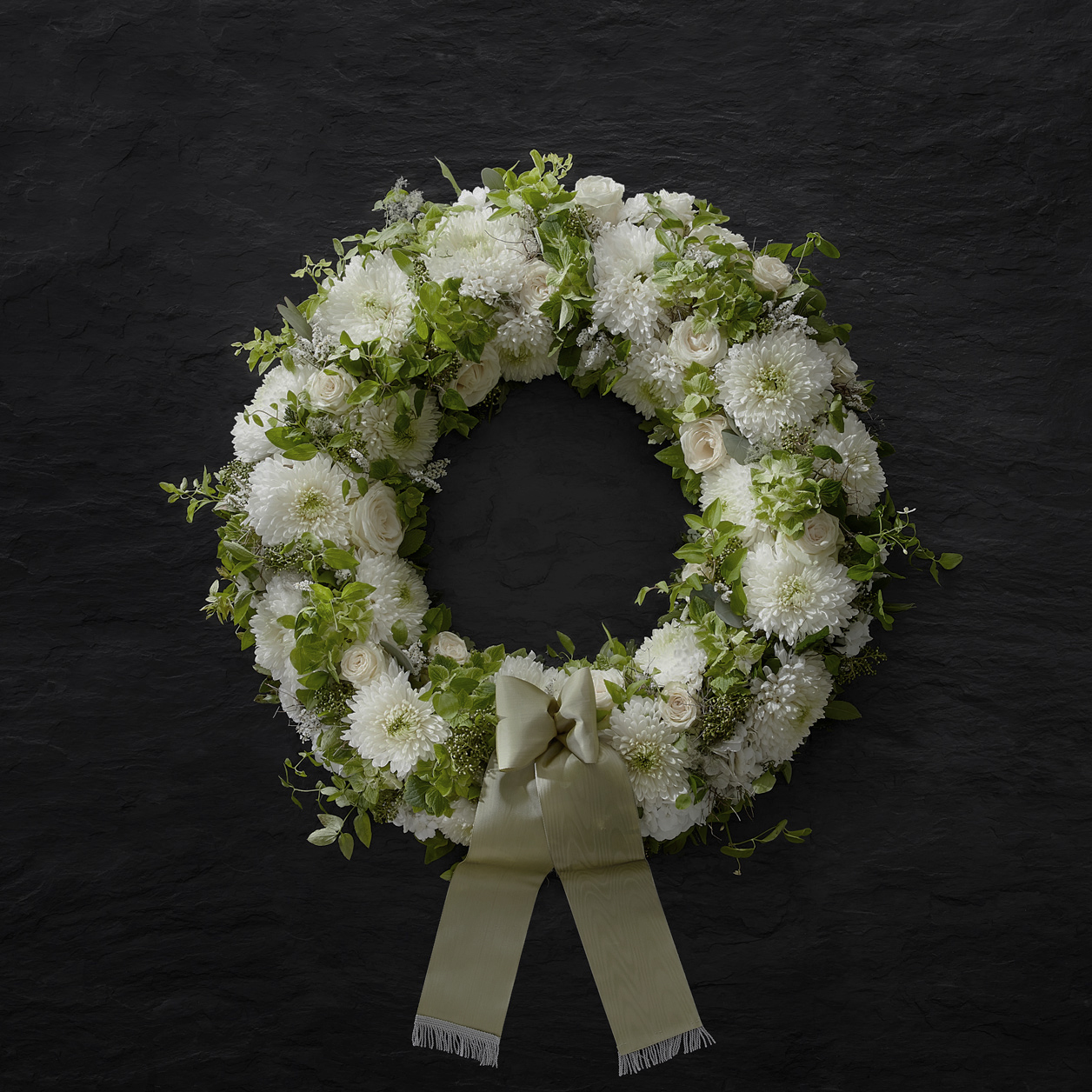 Weiss & Grün ist Zeitlos und wirkt immer sehr Edel. Auch andere Uni Farben in Kombination mit schönem Grün sind immer eine stilvolle Wahl. zB. Rosa & Grün oder Gelb & Grün etc.