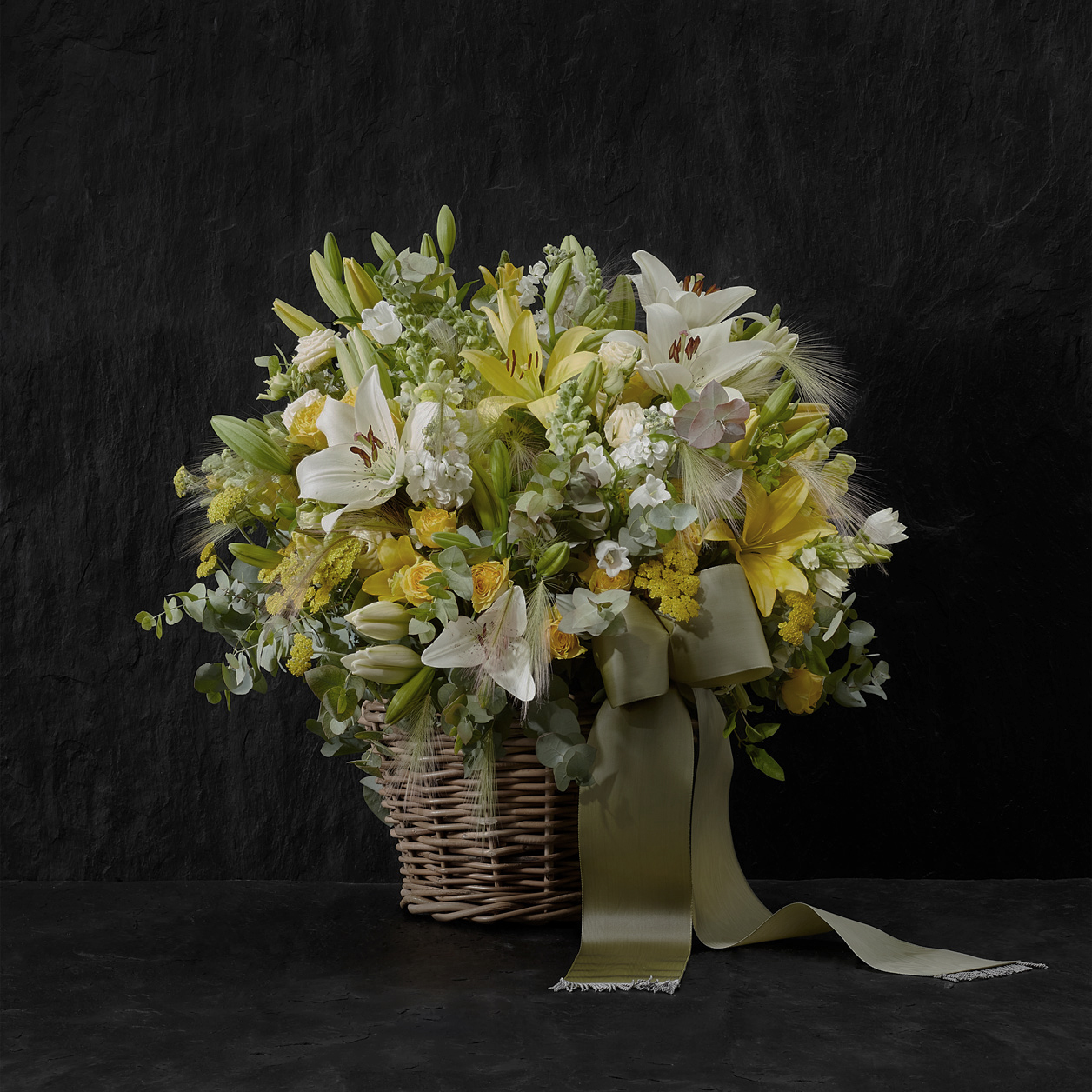 Die Kombination von Weiss & Gelb vermag es, in Momenten des Abschieds eine dezente Leichtigkeit und das Gefühl von Hoffnung vermitteln