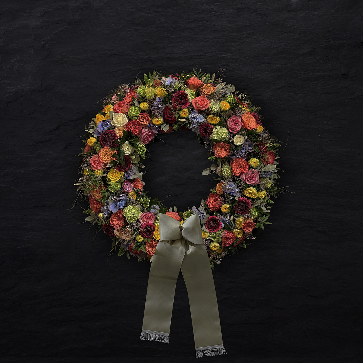 Gemischte Farben eignen sich sehr gut für einen Trauerkranz. Gängige Farbkombinationen sind zB. Gelb & Orange, Gelb & Rot, Rot & Orange